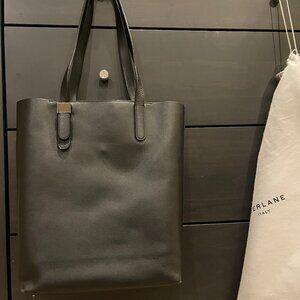 Everlane black leather day tote + 2 inside pockets + adjustable strap + dust bag